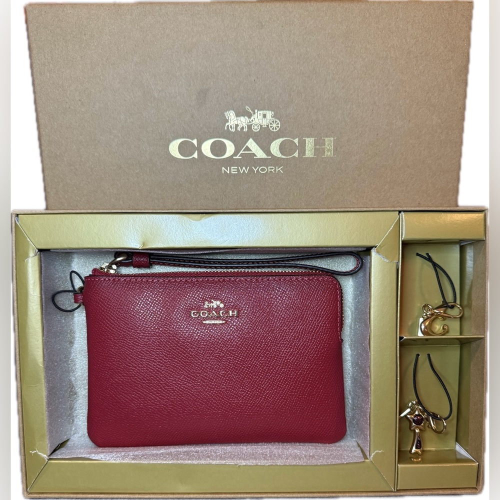 ♥️COACH♥️1941 Red Boxed Leather Corner Zip Wristlet with 2 Charms/NIB - Picture 2 of 10